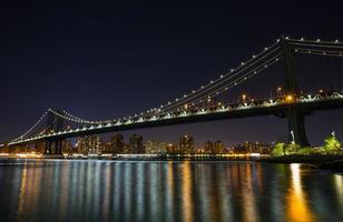 ponte de manhattan à noite foto