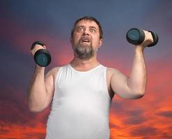homem exercitando com halteres foto