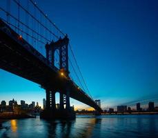 ponte de manhattan à noite foto