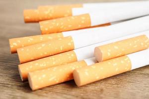 cigarro, rolo de tabaco em papel com tubo de filtro, conceito de não fumar. foto