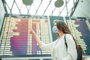 mulher jovem turista com bagagem no aeroporto internacional foto