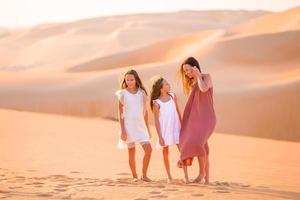 pessoas entre dunas no deserto de rub al-khali nos Emirados Árabes Unidos foto