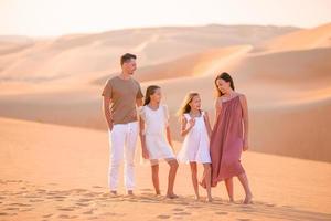 pessoas entre dunas no deserto de rub al-khali nos Emirados Árabes Unidos foto