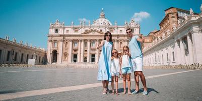 família feliz na cidade do vaticano e st. Igreja da Basílica de São Pedro, Roma, Itália foto