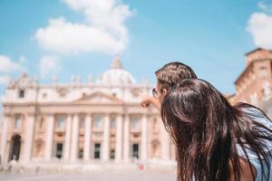 casal feliz em st. igreja basílica de pedro no vaticano, roma. foto