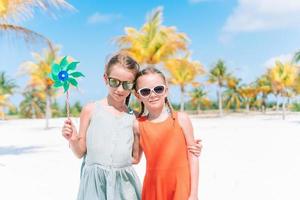 adoráveis meninas durante as férias tropicais de verão foto