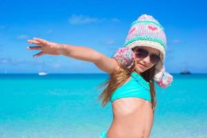 menina adorável na praia durante as férias de verão foto