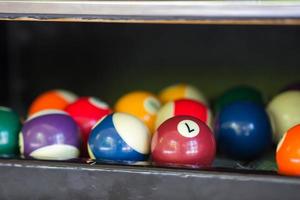 bolas de bilhar em uma mesa de sinuca foto