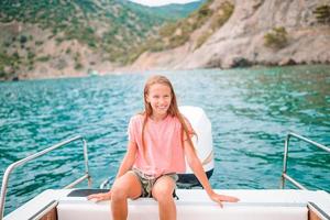 menina navegando no barco em mar aberto claro foto