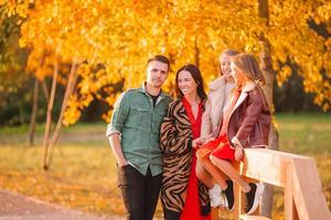 retrato de família feliz de quatro pessoas no outono foto