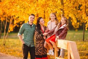 retrato de família feliz de quatro pessoas em dia de outono foto