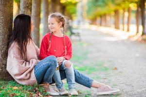 família de mãe e filho ao ar livre no parque em dia de outono foto