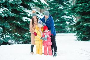 família feliz aproveite o dia de neve de inverno foto