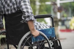 close-up de uma pessoa em uma cadeira de rodas foto