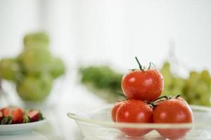 tomates maduros frescos foto