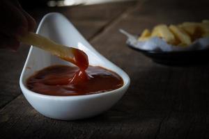 batatas fritas com ketchup de tomate foto