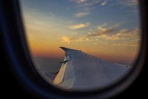 asa de avião através de uma janela foto