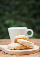 biscoitos de caju em uma bandeja com uma xícara de café foto