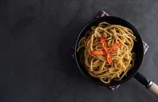 macarrão espaguete italiano com molho de tomate foto