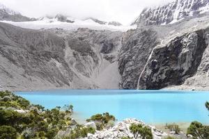 fotografia de paisagem de montanha branca e preta foto