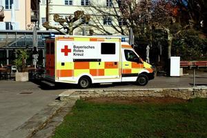 ambulância alemã estacionada no hospital foto