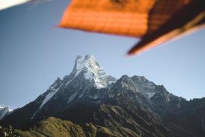 bandeira laranja e branca no topo de uma montanha foto