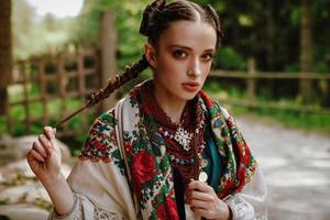 retrato de uma jovem em um vestido étnico nacional foto