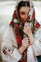 linda garota em um vestido tradicional étnico foto