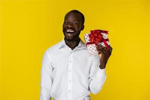 homem segurando um presente embrulhado foto