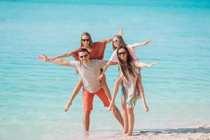 foto de família feliz se divertindo na praia. estilo de vida de verão