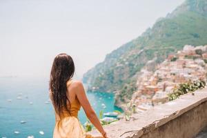 férias de verão na Itália. jovem na aldeia de positano ao fundo, costa amalfitana, itália foto