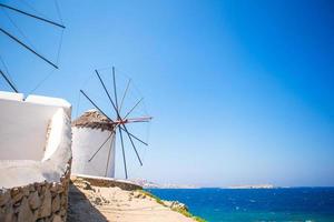 vista panorâmica dos tradicionais moinhos de vento gregos na ilha de mykonos, cyclades, grécia foto