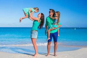 jovem família feliz com dois filhos nas férias de verão foto