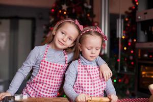 meninas bonitas preparando biscoitos de gengibre para o natal foto