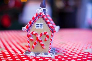 casa de fada de gengibre decorada com doces coloridos de árvore de natal brilhante foto