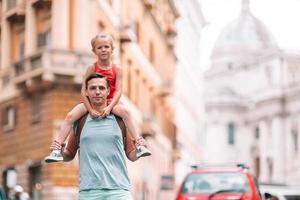 pai feliz e adorável garotinha viajando em Roma, Itália foto