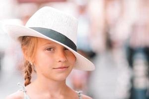 adorável moda menina ao ar livre na cidade europeia de roma foto