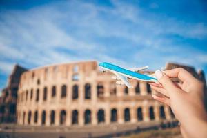 coliseu de fundo de modelo de avião pequeno, roma, itália foto