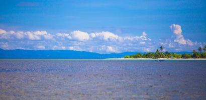 ilha tropical desabitada em mar aberto nas filipinas foto