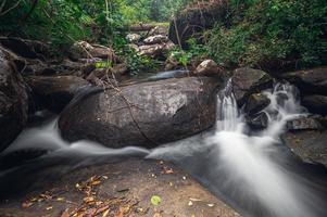 riacho no parque nacional da cachoeira khao chamao foto