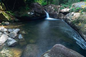 rio no parque nacional da cachoeira khao chamao foto