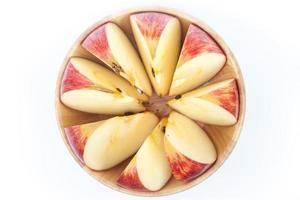 vista superior de uma maçã cortada em uma tigela foto