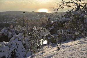 paisagem de inverno com neve em istanbul camlica hill foto