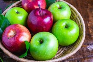 close-up de uma cesta de maçãs foto