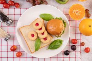 fatias de pão com biscoitos e vegetais e um hambúrguer foto