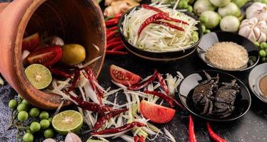 Ingredientes para salada de mamão com peixe fermentado foto