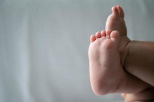 close de pés de bebê foto