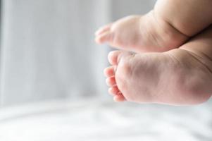 close de pés de bebê foto