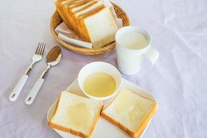 pão e molho na mesa foto