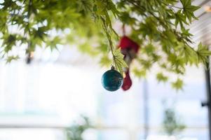 close-up de uma bola azul pendurada na árvore de natal foto